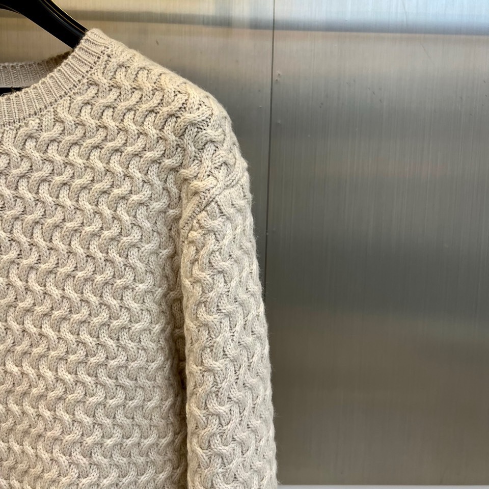 🌾Loro Piana诺悠翩雅、2025秋冬新品圆领毛衣，以70%羊毛与30%羊绒的黄金比例混纺材质诠释