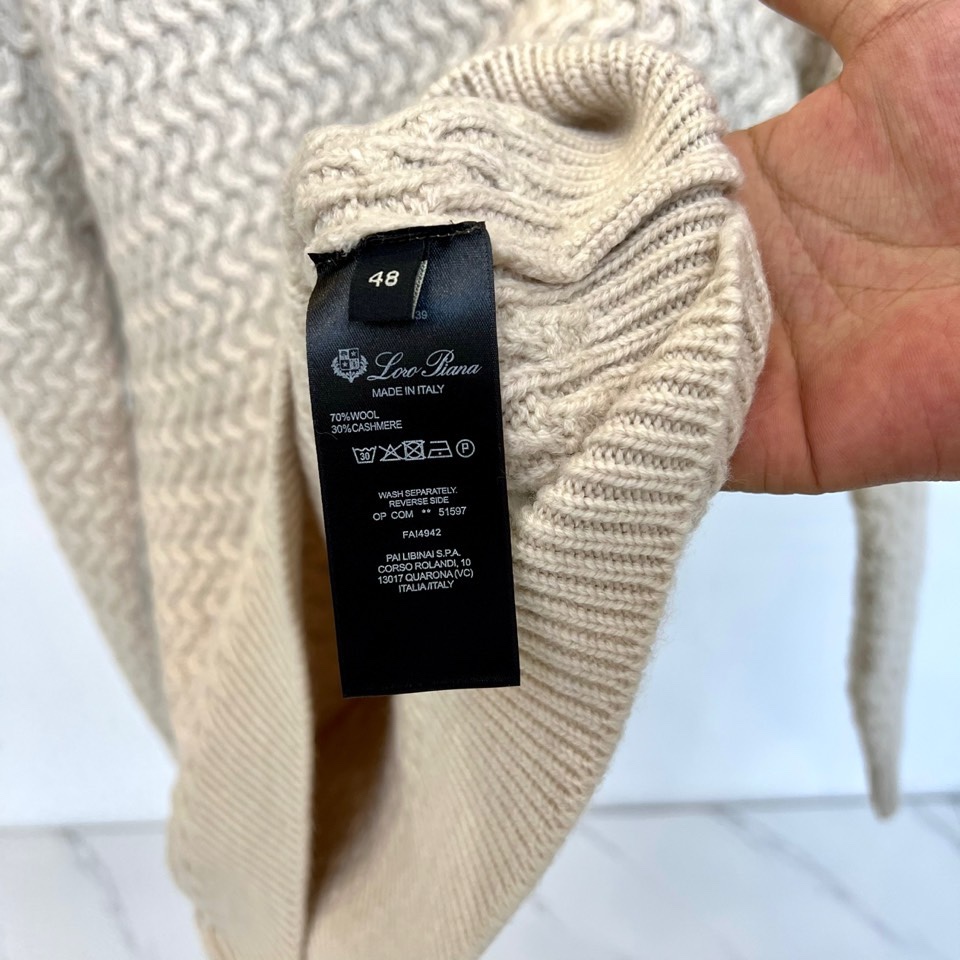 🌾Loro Piana诺悠翩雅、2025秋冬新品圆领毛衣，以70%羊毛与30%羊绒的黄金比例混纺材质诠释