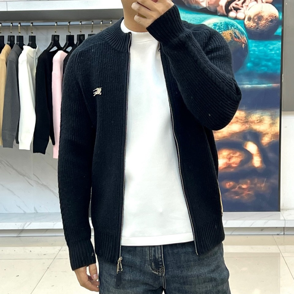 🌾Bur巴宝莉、2025秋冬新品针织外套，以经典灰色诠释现代奢华。款式采用质感针织面料，纹理细腻，立领搭