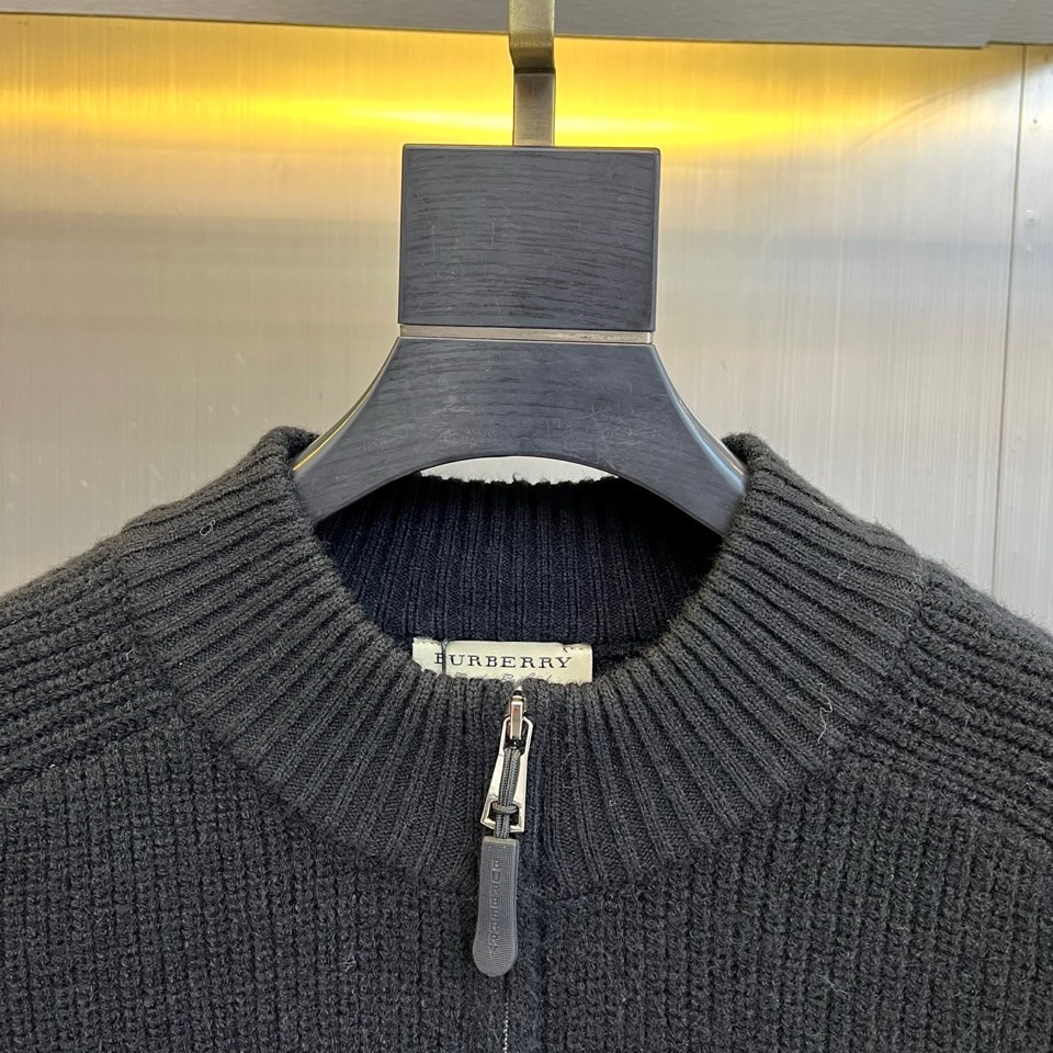 🌾Bur巴宝莉、2025秋冬新品针织外套，以经典灰色诠释现代奢华。款式采用质感针织面料，纹理细腻，立领搭