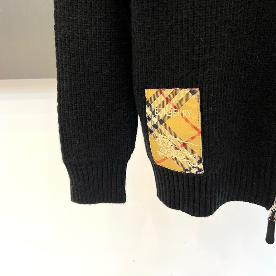 🌾Bur巴宝莉、2025秋冬新品针织外套，以经典灰色诠释现代奢华。款式采用质感针织面料，纹理细腻，立领搭