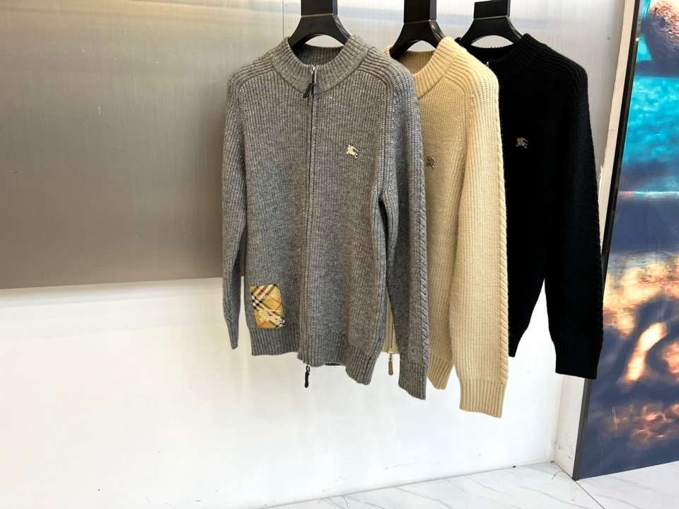 🌾Bur巴宝莉、2025秋冬新品针织外套，以经典灰色诠释现代奢华。款式采用质感针织面料，纹理细腻，立领搭