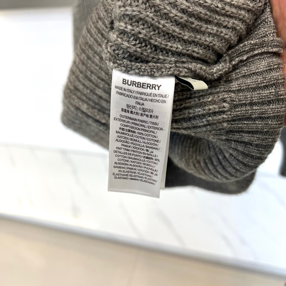 🌾Bur巴宝莉、2025秋冬新品针织外套，以经典灰色诠释现代奢华。款式采用质感针织面料，纹理细腻，立领搭