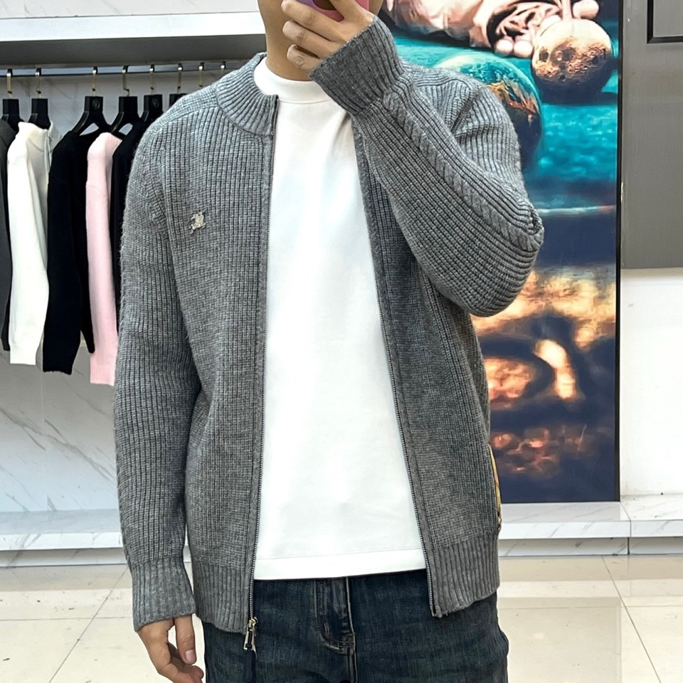 🌾Bur巴宝莉、2025秋冬新品针织外套，以经典灰色诠释现代奢华。款式采用质感针织面料，纹理细腻，立领搭