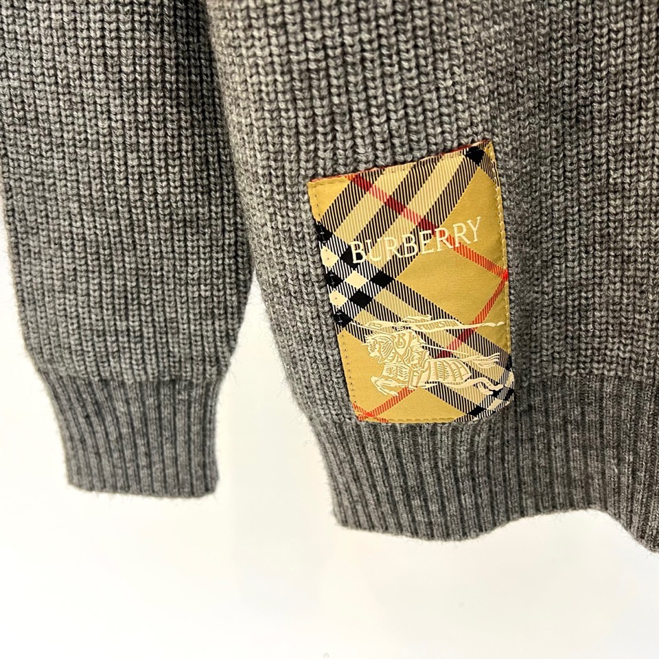 🌾Bur巴宝莉、2025秋冬新品针织外套，以经典灰色诠释现代奢华。款式采用质感针织面料，纹理细腻，立领搭