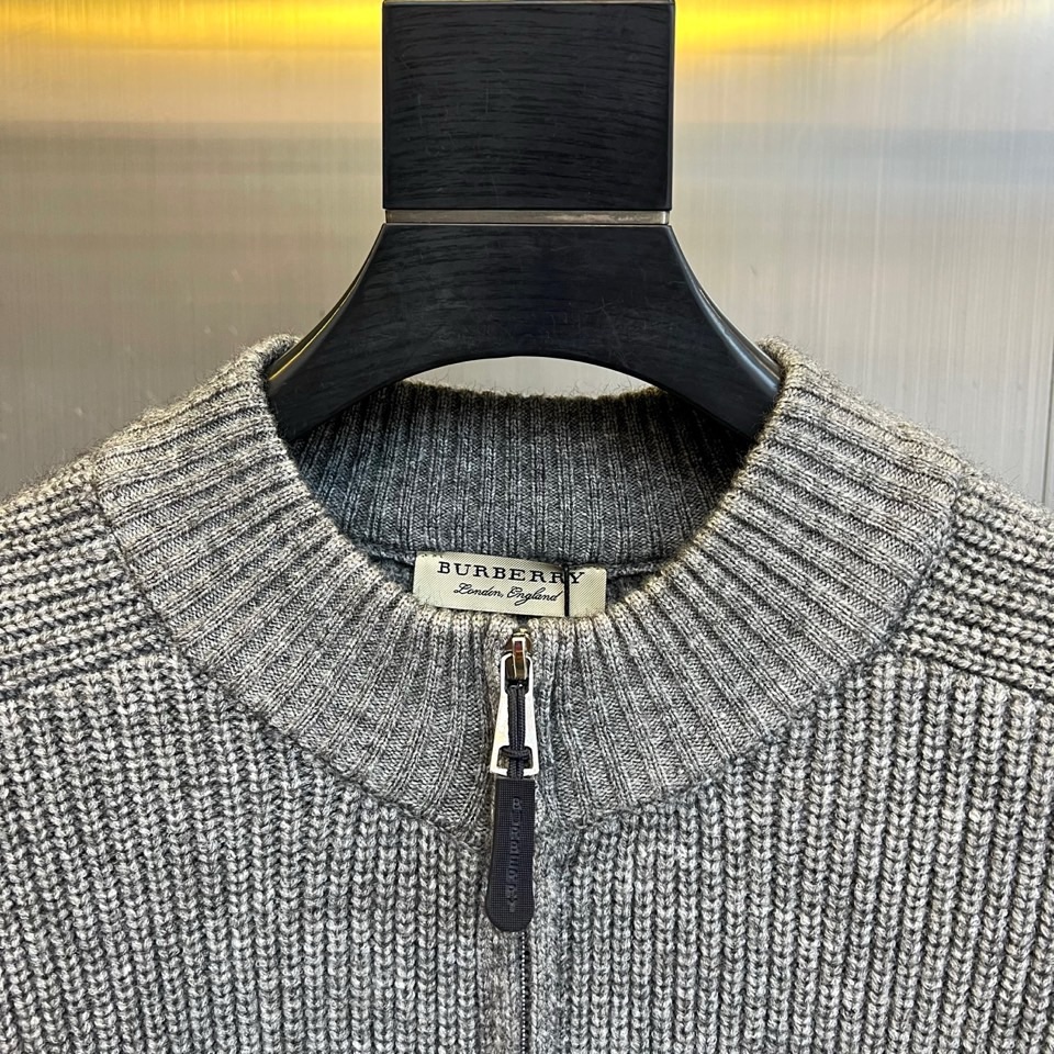 🌾Bur巴宝莉、2025秋冬新品针织外套，以经典灰色诠释现代奢华。款式采用质感针织面料，纹理细腻，立领搭
