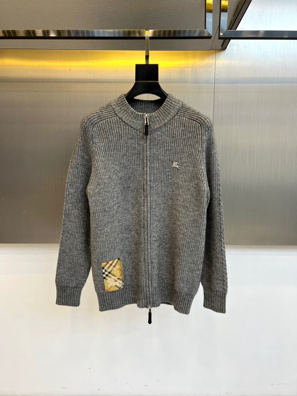 🌾Bur巴宝莉、2025秋冬新品针织外套，以经典灰色诠释现代奢华。款式采用质感针织面料，纹理细腻，立领搭