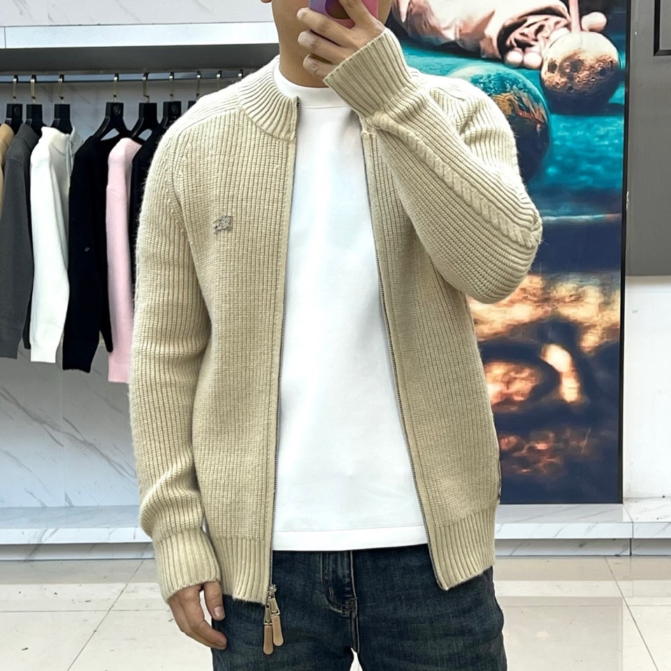 🌾Bur巴宝莉、2025秋冬新品针织外套，以经典灰色诠释现代奢华。款式采用质感针织面料，纹理细腻，立领搭