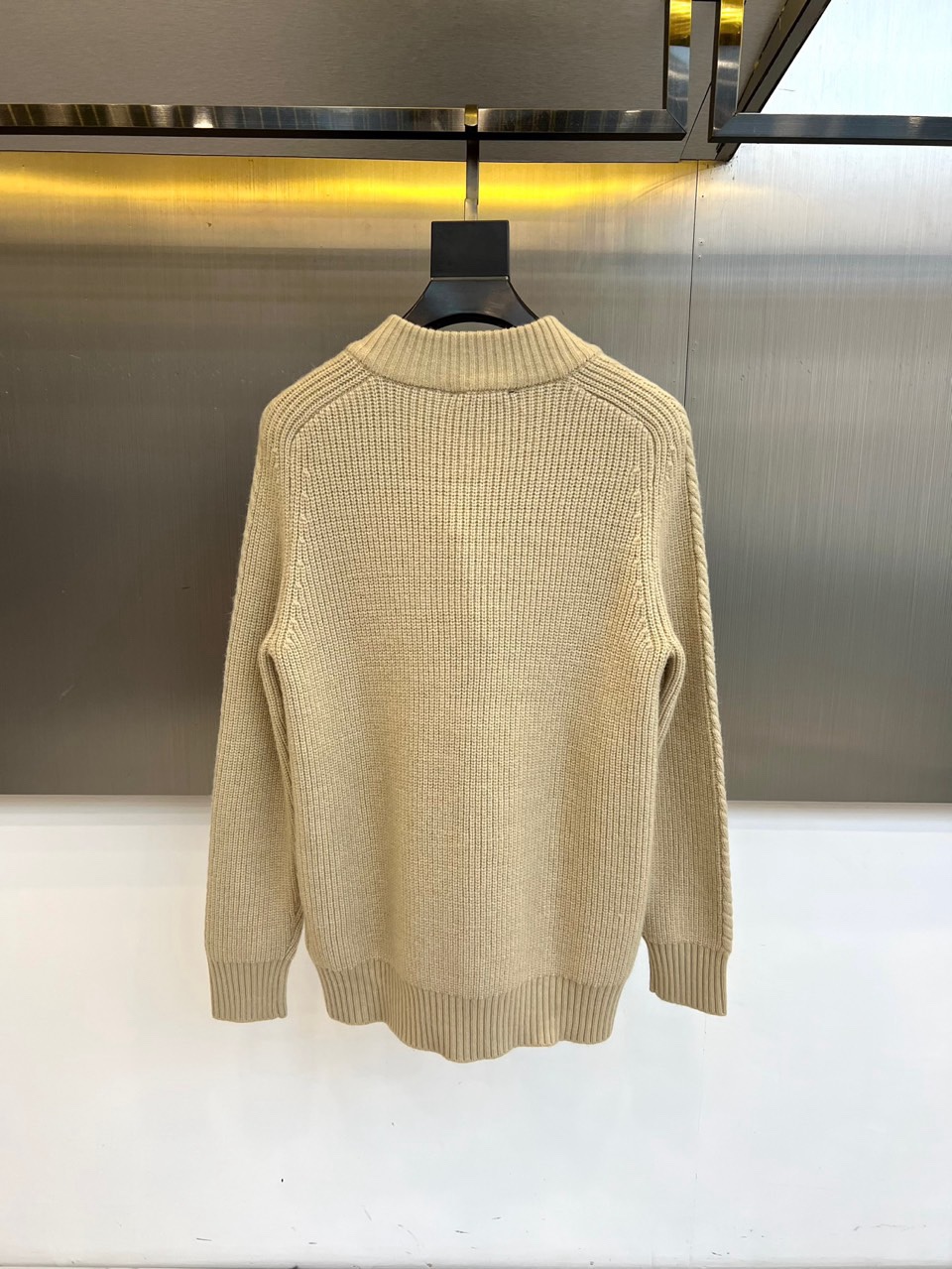 🌾Bur巴宝莉、2025秋冬新品针织外套，以经典灰色诠释现代奢华。款式采用质感针织面料，纹理细腻，立领搭