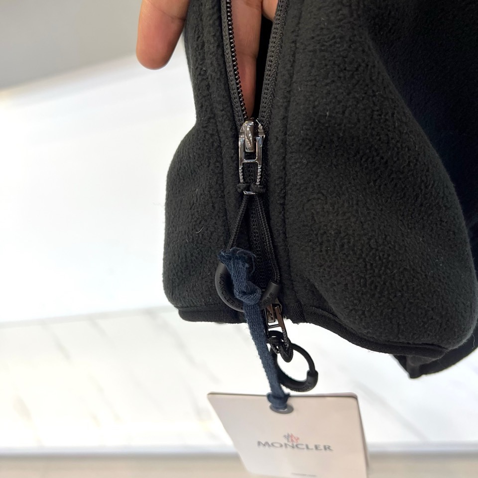 🌾Mon蒙口、2025秋冬新品连帽摇粒绒夹克外套，款式采用简约实用的拉链开合设计，搭配防风连帽，轻松应对