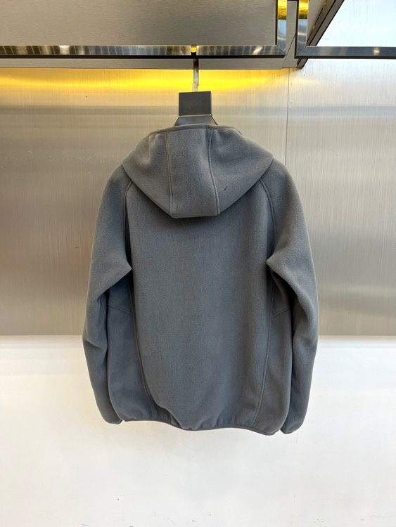 🌾Mon蒙口、2025秋冬新品连帽摇粒绒夹克外套，款式采用简约实用的拉链开合设计，搭配防风连帽，轻松应对