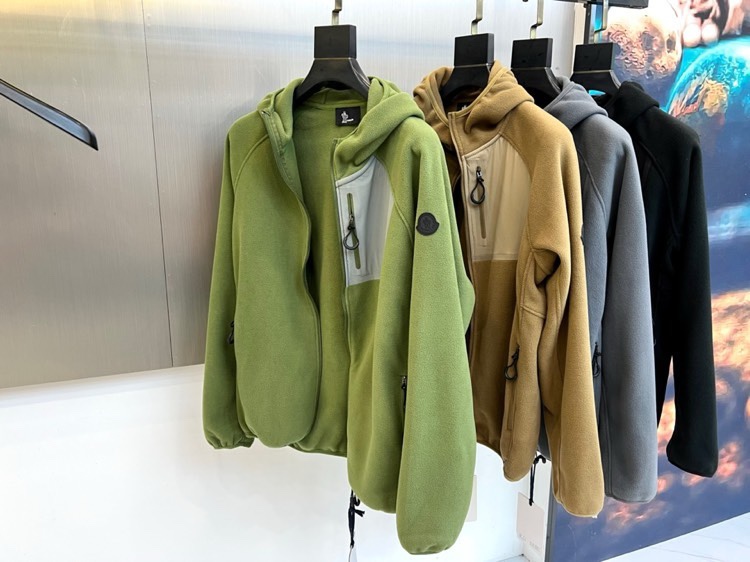 🌾Mon蒙口、2025秋冬新品连帽摇粒绒夹克外套，款式采用简约实用的拉链开合设计，搭配防风连帽，轻松应对