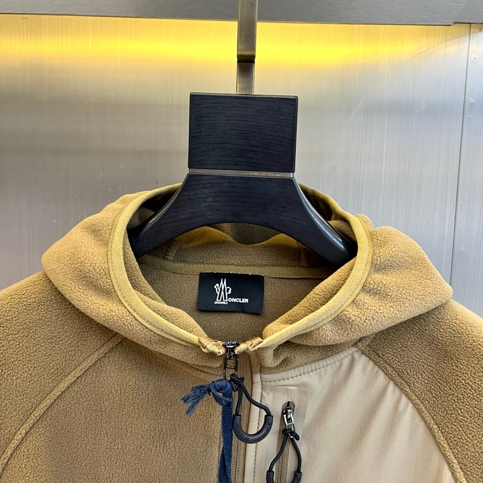 🌾Mon蒙口、2025秋冬新品连帽摇粒绒夹克外套，款式采用简约实用的拉链开合设计，搭配防风连帽，轻松应对
