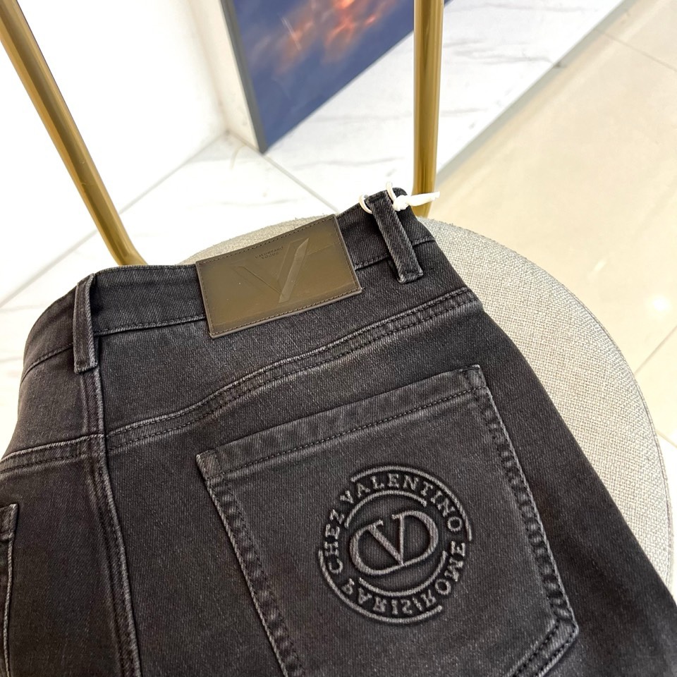 🌾VT华伦天奴、2025秋冬新品黑色牛仔裤，以经典直筒剪裁重塑现代衣橱必备单品。采用高品质黑色水洗牛仔布