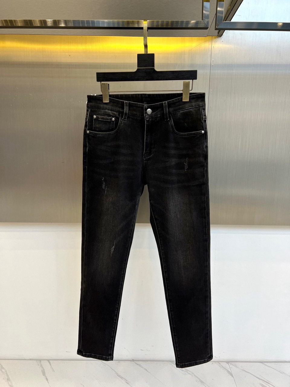 🌾VT华伦天奴、2025秋冬新品黑色牛仔裤，以经典直筒剪裁重塑现代衣橱必备单品。采用高品质黑色水洗牛仔布