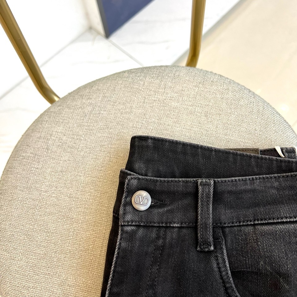 🌾VT华伦天奴、2025秋冬新品黑色牛仔裤，以经典直筒剪裁重塑现代衣橱必备单品。采用高品质黑色水洗牛仔布