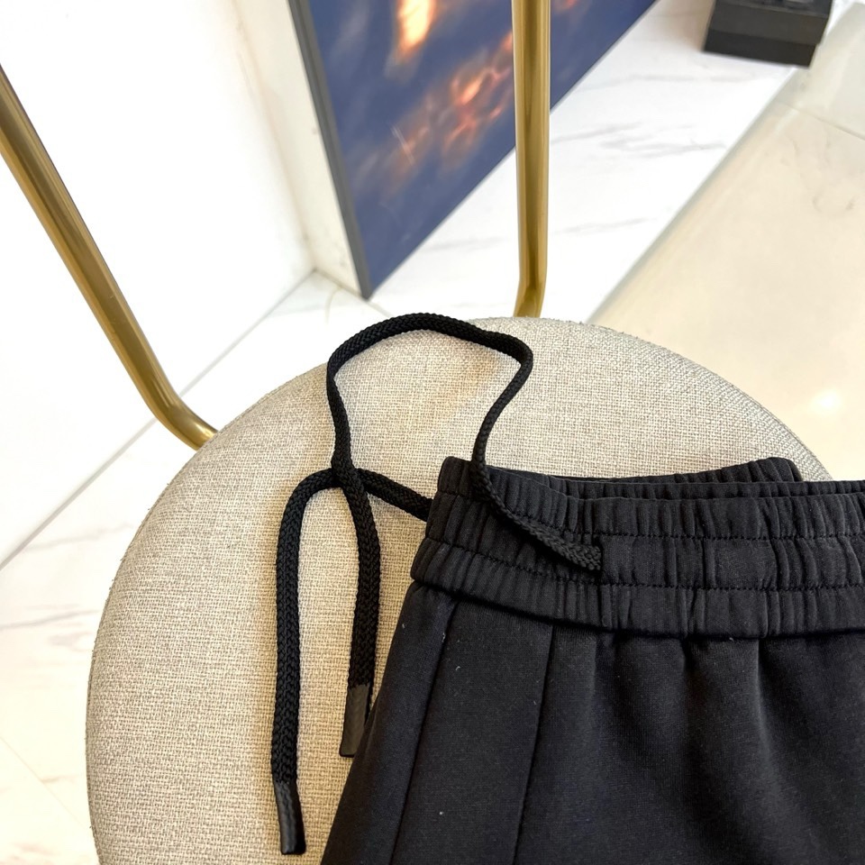 🌾Ba巴黎世家、2025秋冬新品男士休闲卫裤，这款卫裤采用重磅棉质混纺面料，呈现出柔韧的垂坠感和细腻肌理