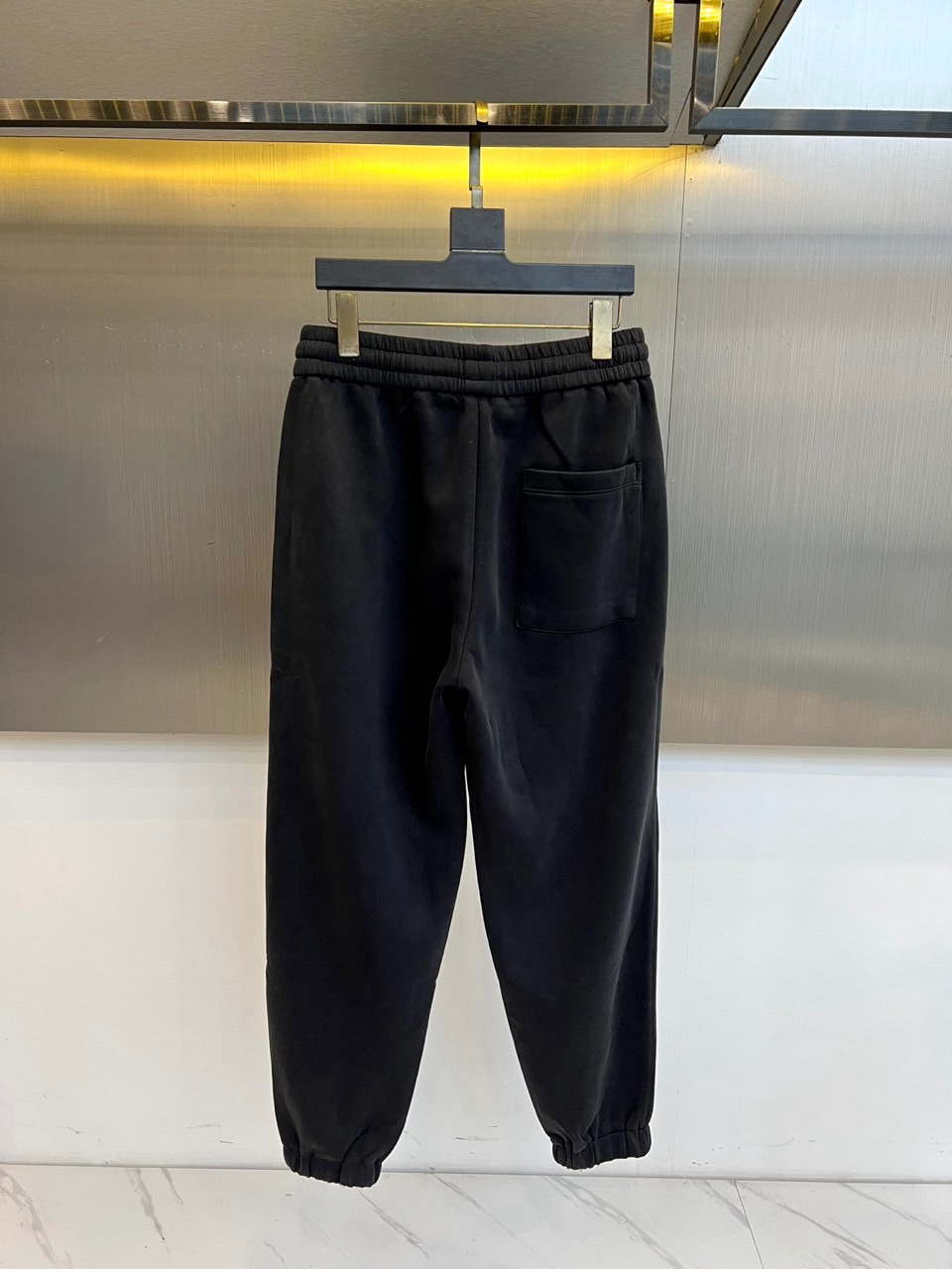 🌾Ba巴黎世家、2025秋冬新品男士休闲卫裤，这款卫裤采用重磅棉质混纺面料，呈现出柔韧的垂坠感和细腻肌理