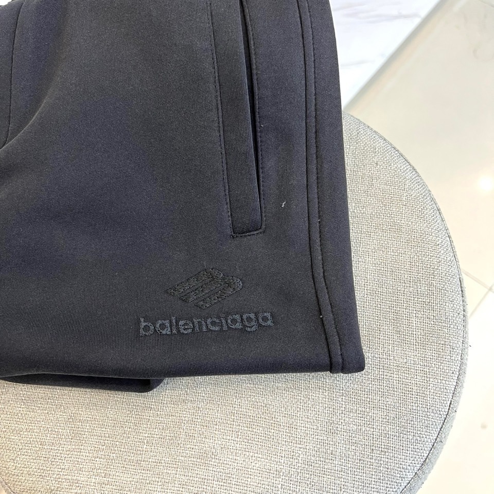 🌾Ba巴黎世家、2025秋冬新品男士休闲卫裤，这款卫裤采用重磅棉质混纺面料，呈现出柔韧的垂坠感和细腻肌理