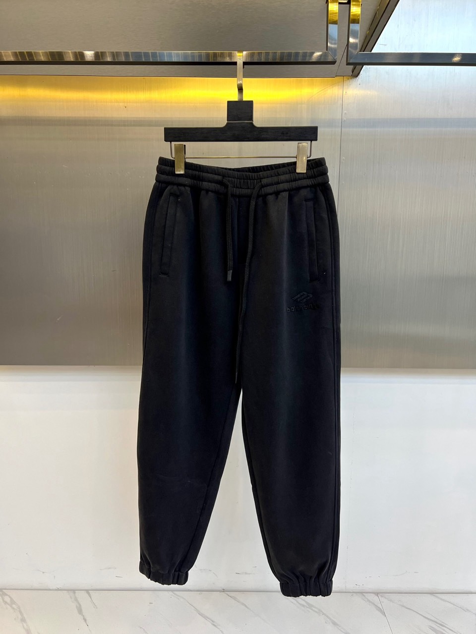 🌾Ba巴黎世家、2025秋冬新品男士休闲卫裤，这款卫裤采用重磅棉质混纺面料，呈现出柔韧的垂坠感和细腻肌理