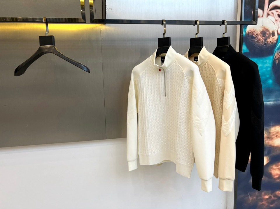 🌾Kiton-2025秋冬新品针织上衣，以半高领设计与金属拉链结构诠释意式优雅美学。拉链头点缀标志性红色