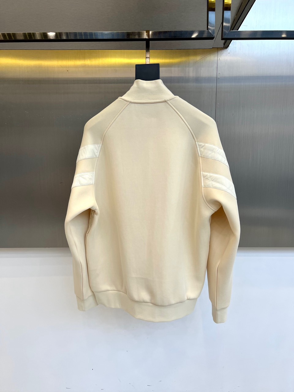 🌾Kiton-2025秋冬新品针织上衣，以半高领设计与金属拉链结构诠释意式优雅美学。拉链头点缀标志性红色