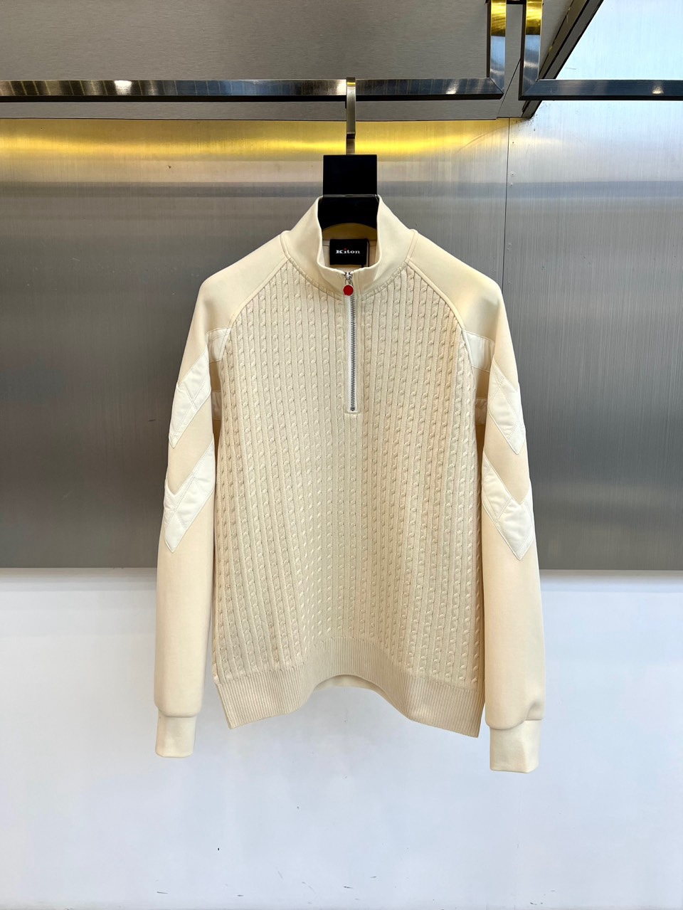 🌾Kiton-2025秋冬新品针织上衣，以半高领设计与金属拉链结构诠释意式优雅美学。拉链头点缀标志性红色