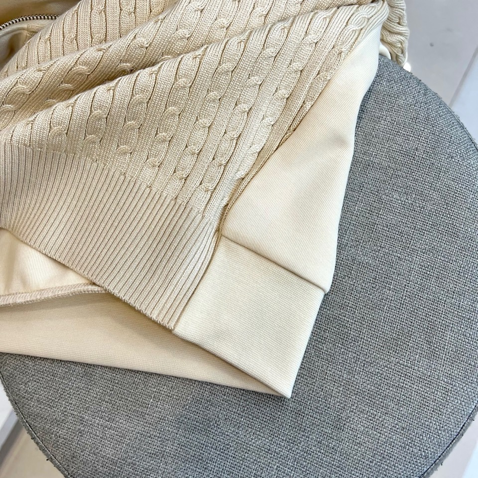 🌾Kiton-2025秋冬新品针织上衣，以半高领设计与金属拉链结构诠释意式优雅美学。拉链头点缀标志性红色