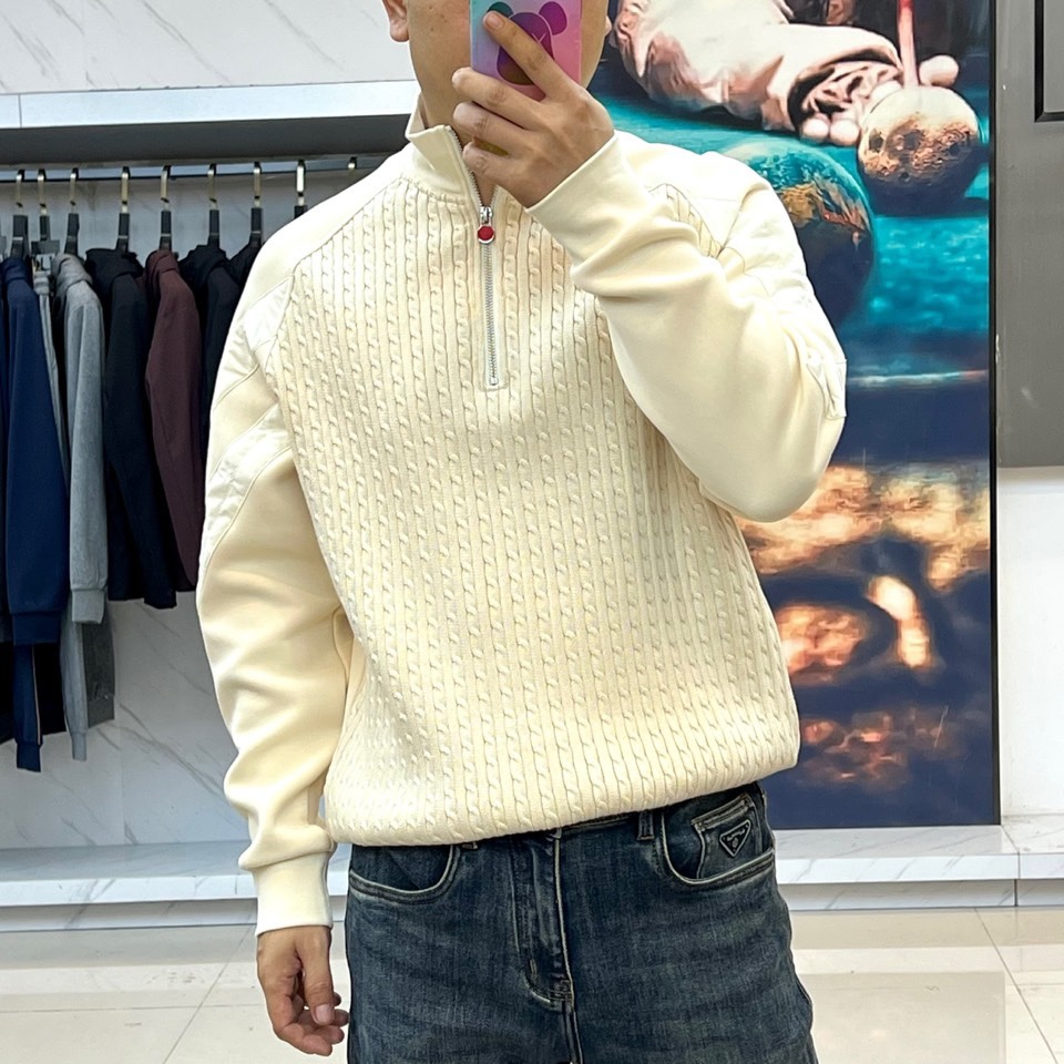 🌾Kiton-2025秋冬新品针织上衣，以半高领设计与金属拉链结构诠释意式优雅美学。拉链头点缀标志性红色