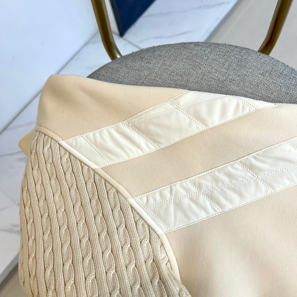 🌾Kiton-2025秋冬新品针织上衣，以半高领设计与金属拉链结构诠释意式优雅美学。拉链头点缀标志性红色