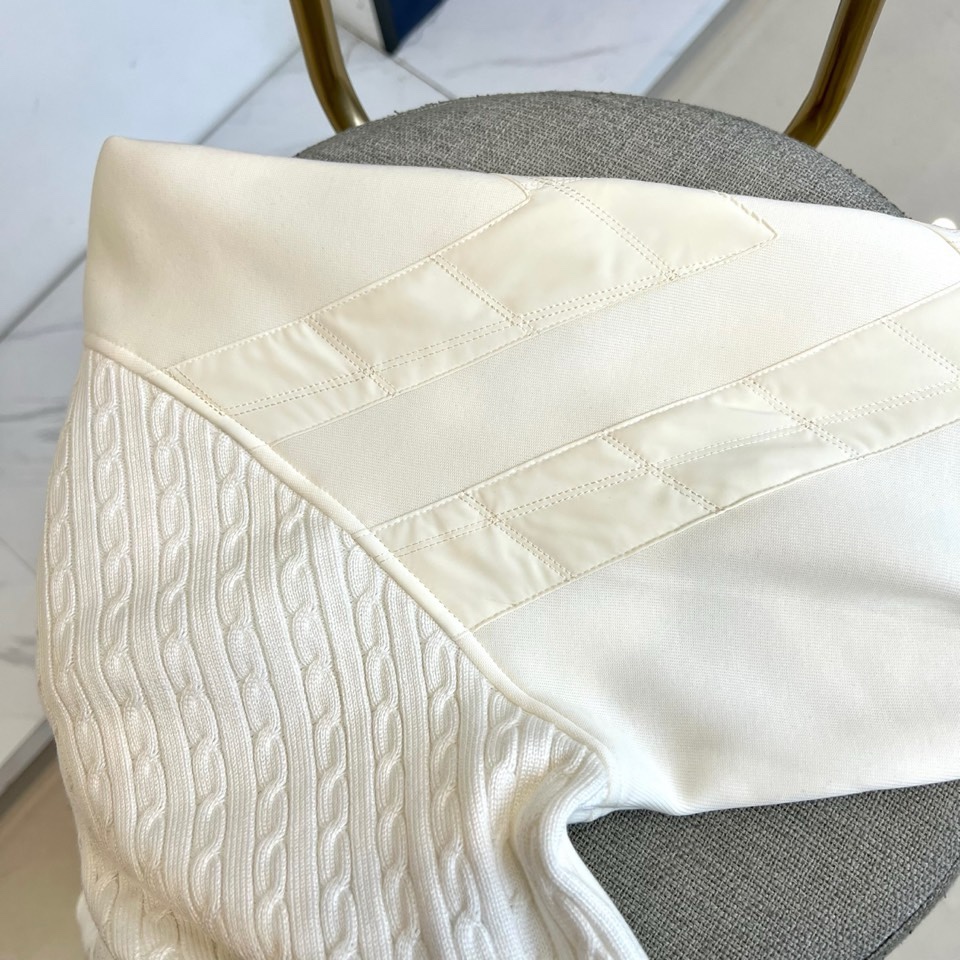 🌾Kiton-2025秋冬新品针织上衣，以半高领设计与金属拉链结构诠释意式优雅美学。拉链头点缀标志性红色