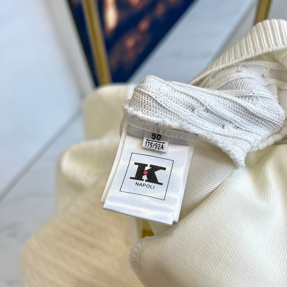 🌾Kiton-2025秋冬新品针织上衣，以半高领设计与金属拉链结构诠释意式优雅美学。拉链头点缀标志性红色