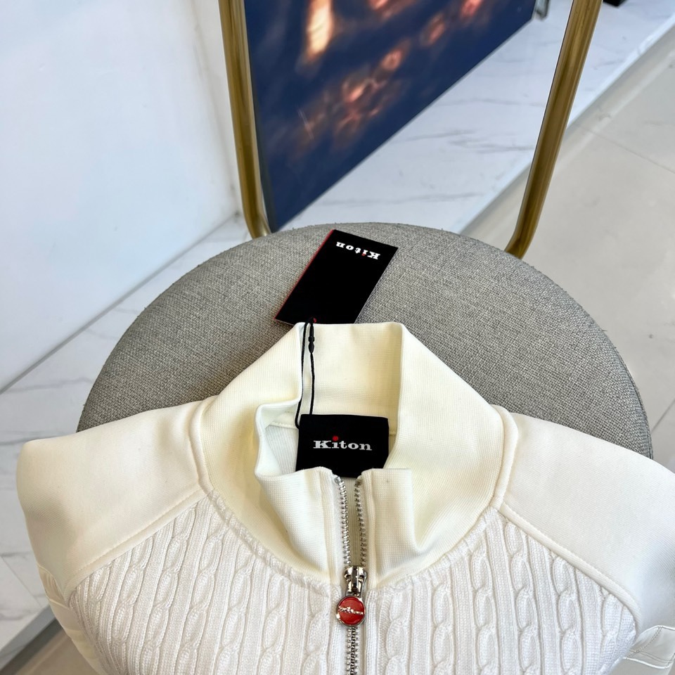 🌾Kiton-2025秋冬新品针织上衣，以半高领设计与金属拉链结构诠释意式优雅美学。拉链头点缀标志性红色