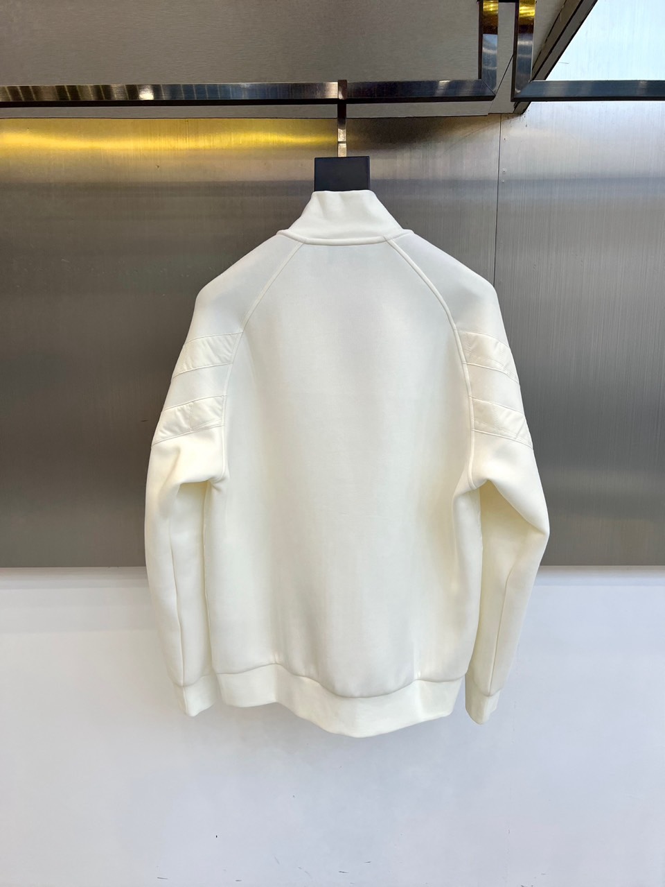 🌾Kiton-2025秋冬新品针织上衣，以半高领设计与金属拉链结构诠释意式优雅美学。拉链头点缀标志性红色