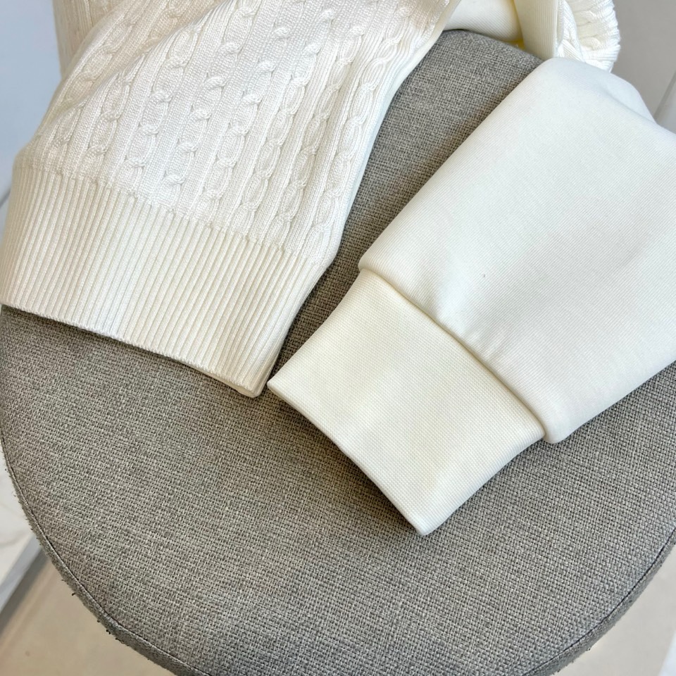 🌾Kiton-2025秋冬新品针织上衣，以半高领设计与金属拉链结构诠释意式优雅美学。拉链头点缀标志性红色