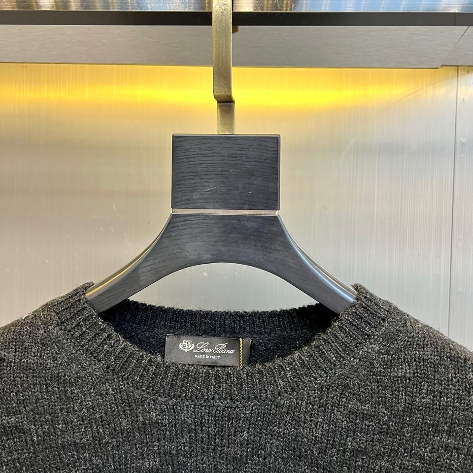 🌾Loro Piana诺悠翩雅、2025秋冬新品圆领针织衫，以70%羊毛与30%羊绒的黄金比例诠释极致奢