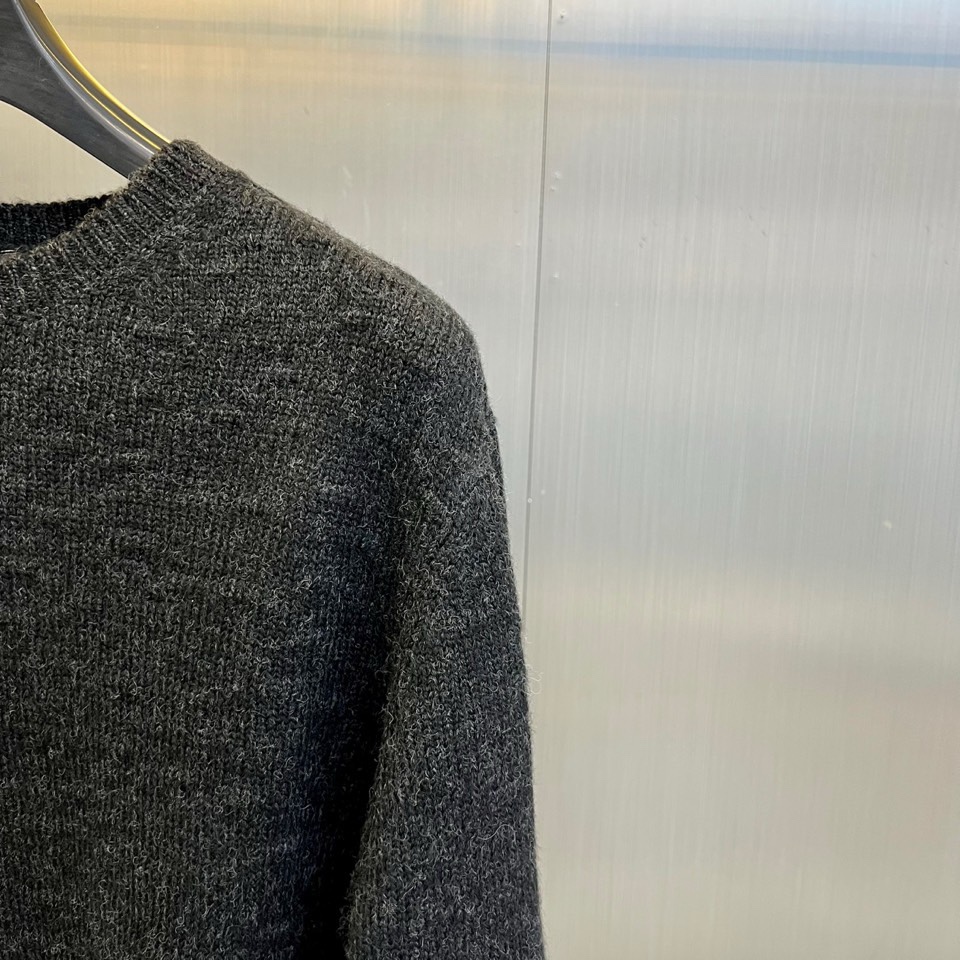 🌾Loro Piana诺悠翩雅、2025秋冬新品圆领针织衫，以70%羊毛与30%羊绒的黄金比例诠释极致奢