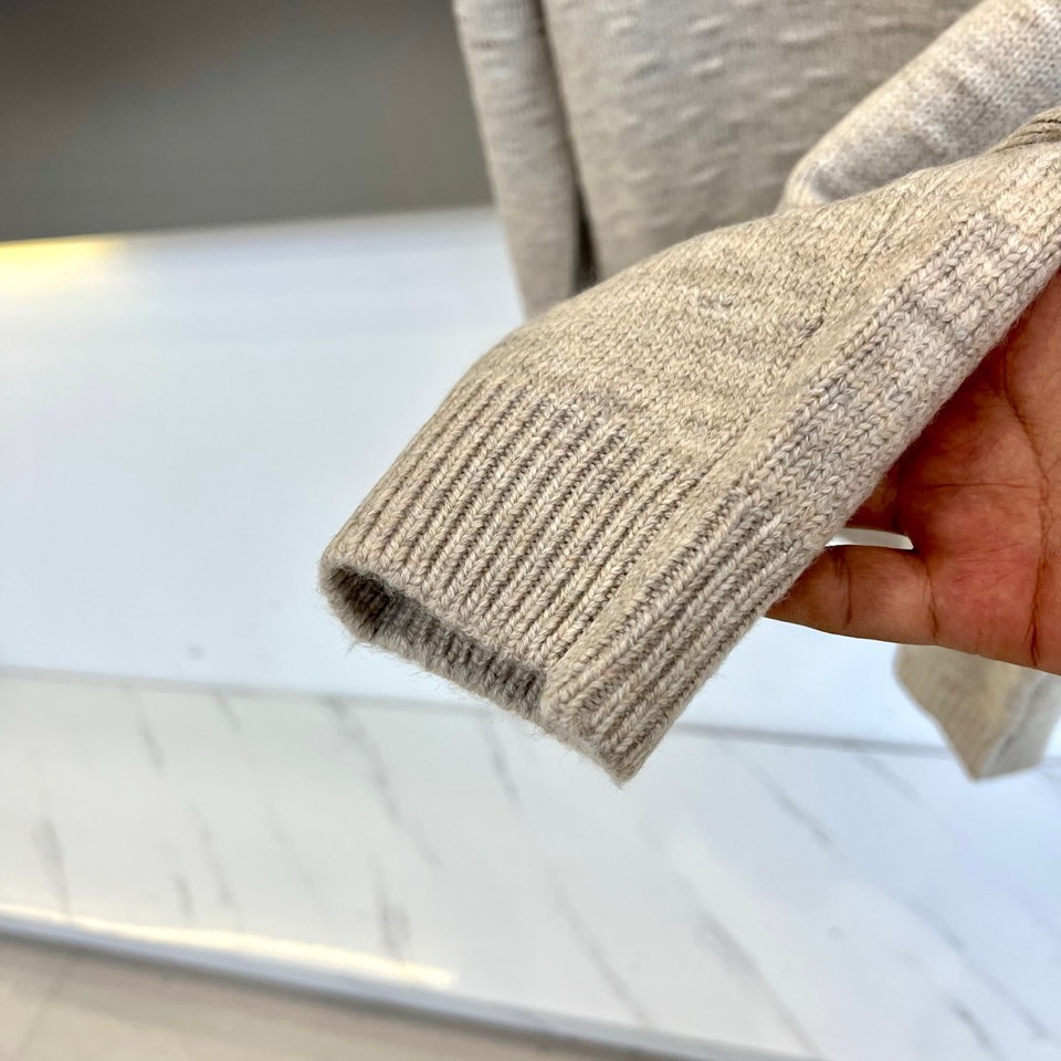 🌾Loro Piana诺悠翩雅、2025秋冬新品圆领针织衫，以70%羊毛与30%羊绒的黄金比例诠释极致奢