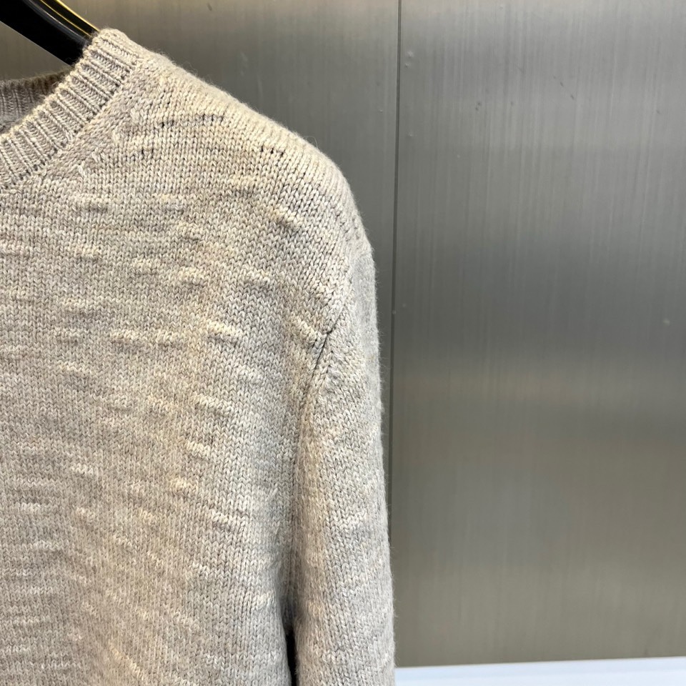 🌾Loro Piana诺悠翩雅、2025秋冬新品圆领针织衫，以70%羊毛与30%羊绒的黄金比例诠释极致奢