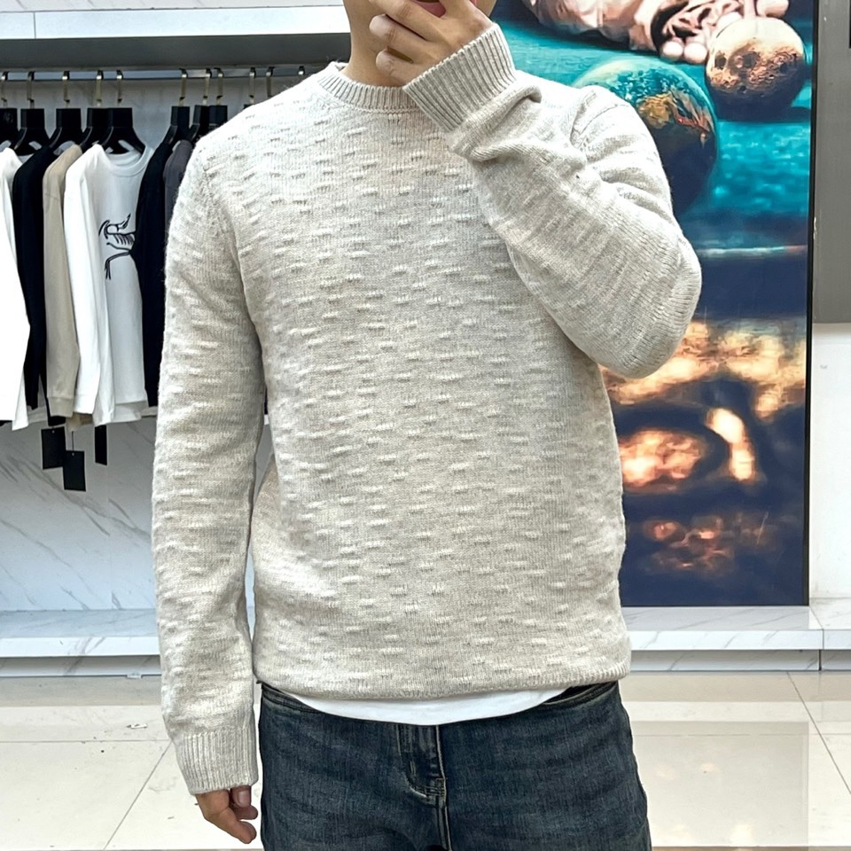 🌾Loro Piana诺悠翩雅、2025秋冬新品圆领针织衫，以70%羊毛与30%羊绒的黄金比例诠释极致奢