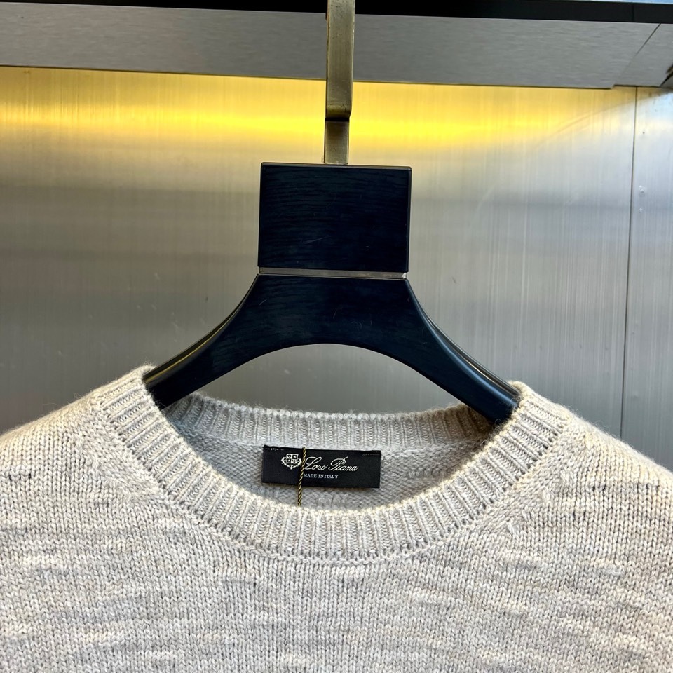 🌾Loro Piana诺悠翩雅、2025秋冬新品圆领针织衫，以70%羊毛与30%羊绒的黄金比例诠释极致奢