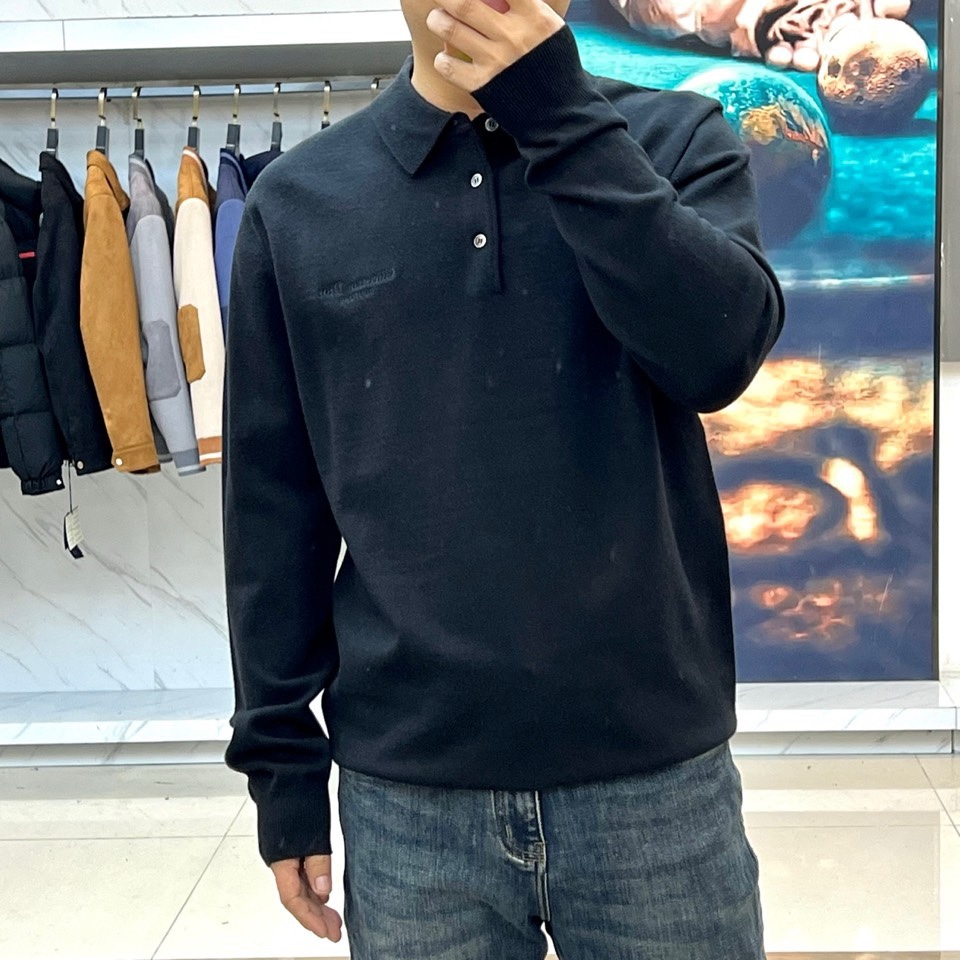 🌾Dior 针织毛衫，以经典重塑日常优雅。米白色调散发着温润的高级感，其蕴含的70%羊毛材质，不仅赋予了