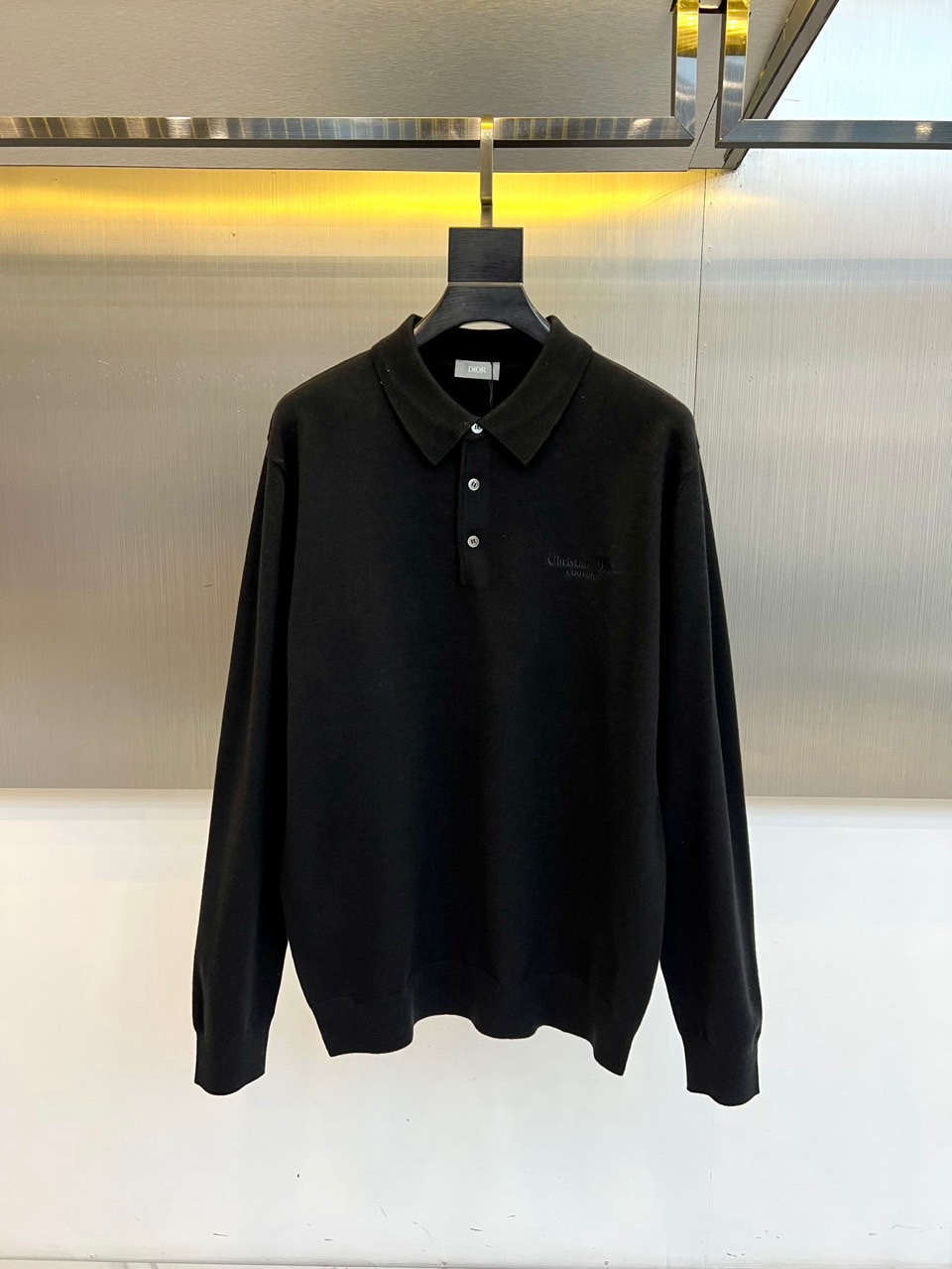 🌾Dior 针织毛衫，以经典重塑日常优雅。米白色调散发着温润的高级感，其蕴含的70%羊毛材质，不仅赋予了