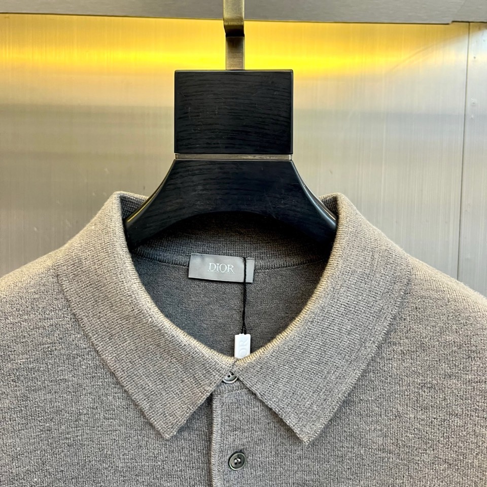 🌾Dior 针织毛衫，以经典重塑日常优雅。米白色调散发着温润的高级感，其蕴含的70%羊毛材质，不仅赋予了