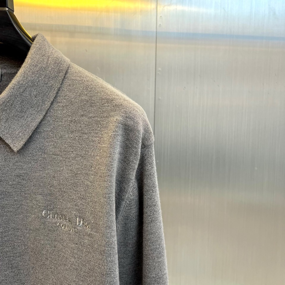 🌾Dior 针织毛衫，以经典重塑日常优雅。米白色调散发着温润的高级感，其蕴含的70%羊毛材质，不仅赋予了