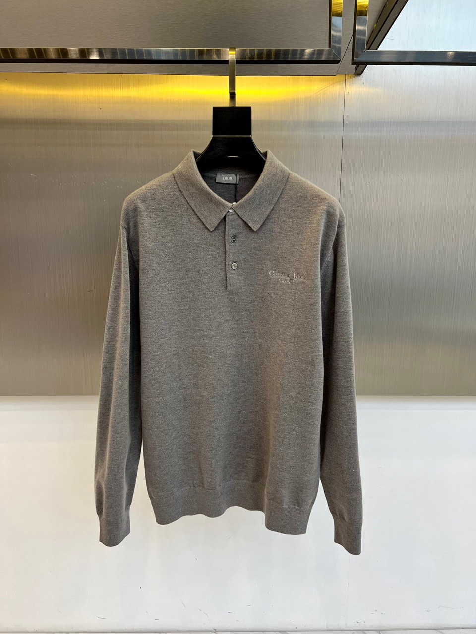 🌾Dior 针织毛衫，以经典重塑日常优雅。米白色调散发着温润的高级感，其蕴含的70%羊毛材质，不仅赋予了