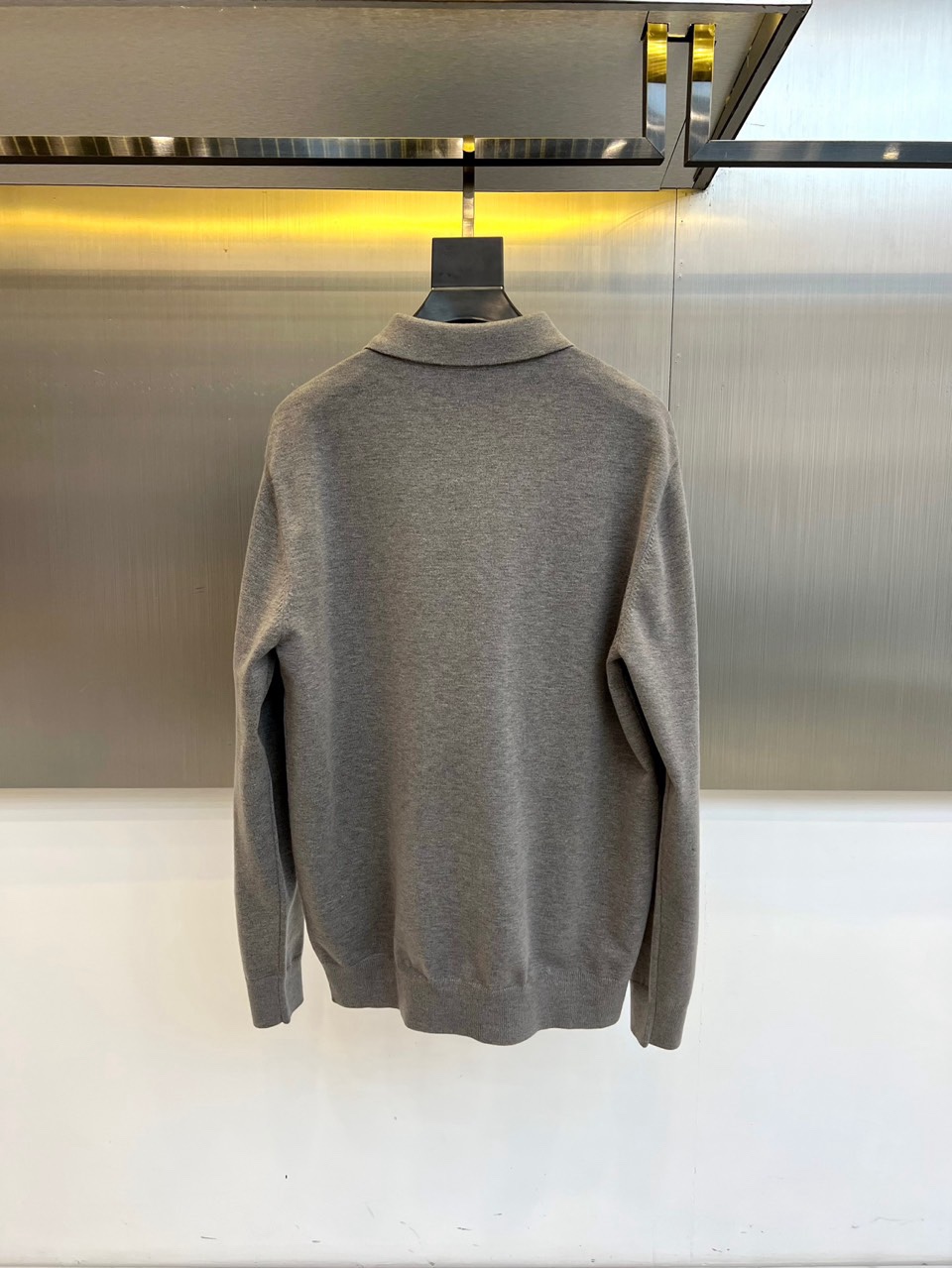 🌾Dior 针织毛衫，以经典重塑日常优雅。米白色调散发着温润的高级感，其蕴含的70%羊毛材质，不仅赋予了