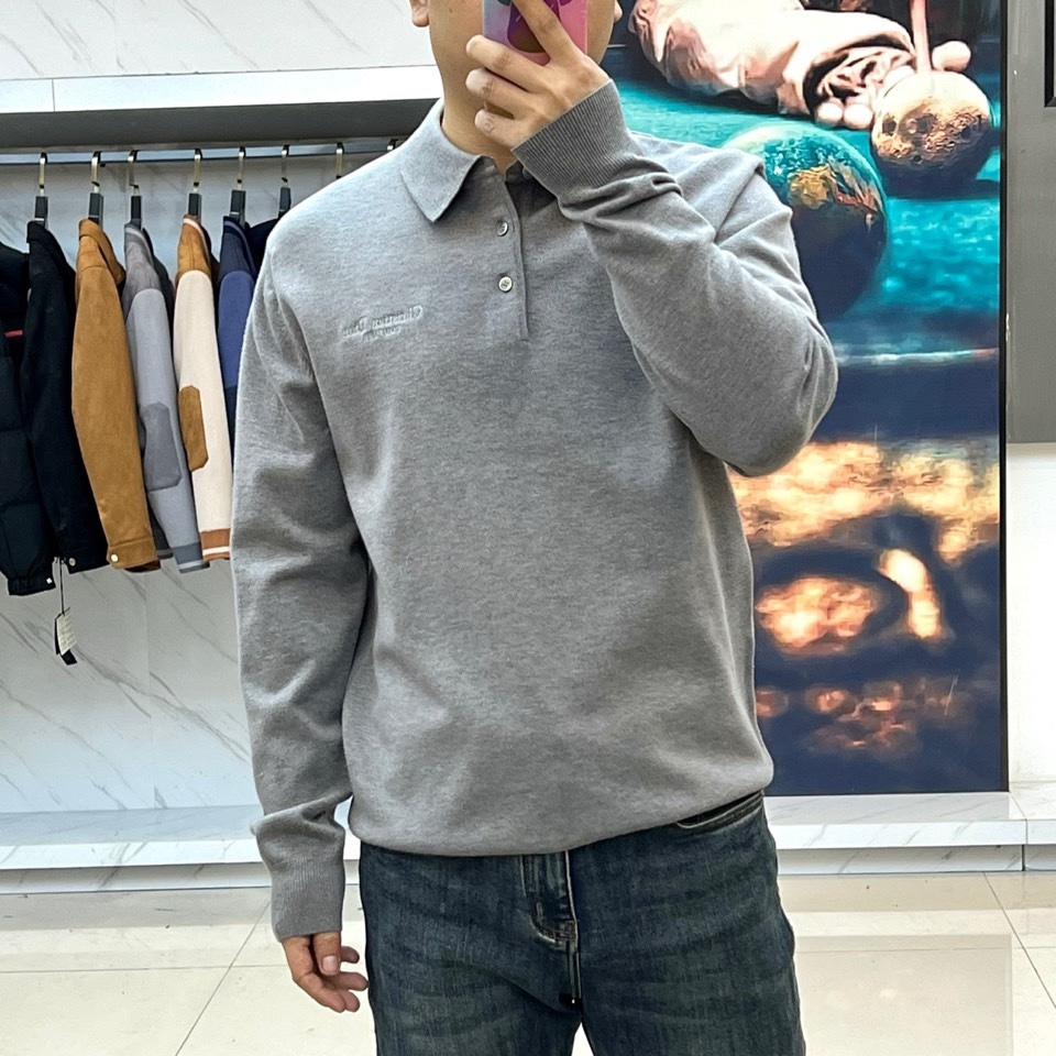 🌾Dior 针织毛衫，以经典重塑日常优雅。米白色调散发着温润的高级感，其蕴含的70%羊毛材质，不仅赋予了