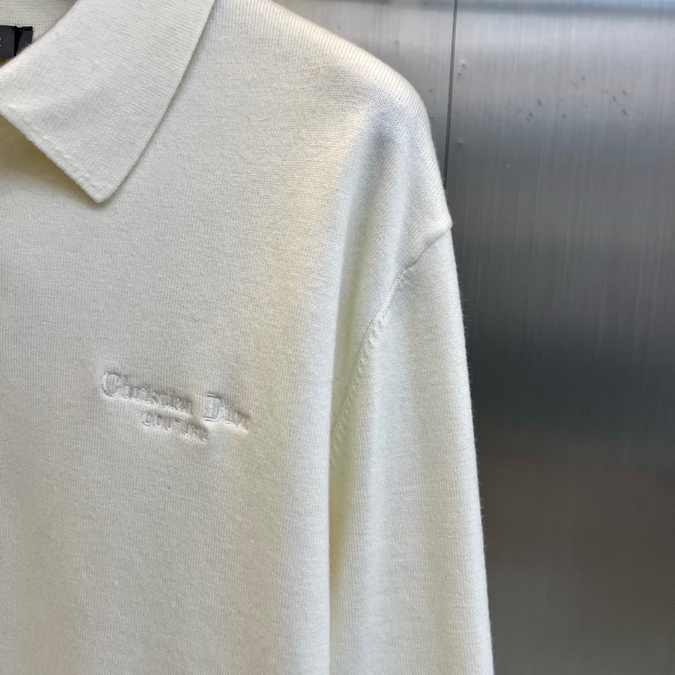 🌾Dior 针织毛衫，以经典重塑日常优雅。米白色调散发着温润的高级感，其蕴含的70%羊毛材质，不仅赋予了