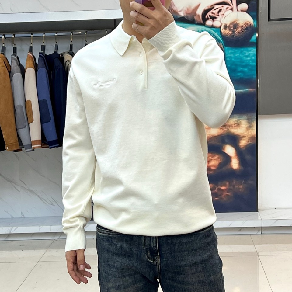 🌾Dior 针织毛衫，以经典重塑日常优雅。米白色调散发着温润的高级感，其蕴含的70%羊毛材质，不仅赋予了